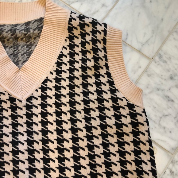 MEDIUM HOUNDSTOOTH Billie Sweater Vest.
Sleeveless Knit Roomy - Picture 3 of 11